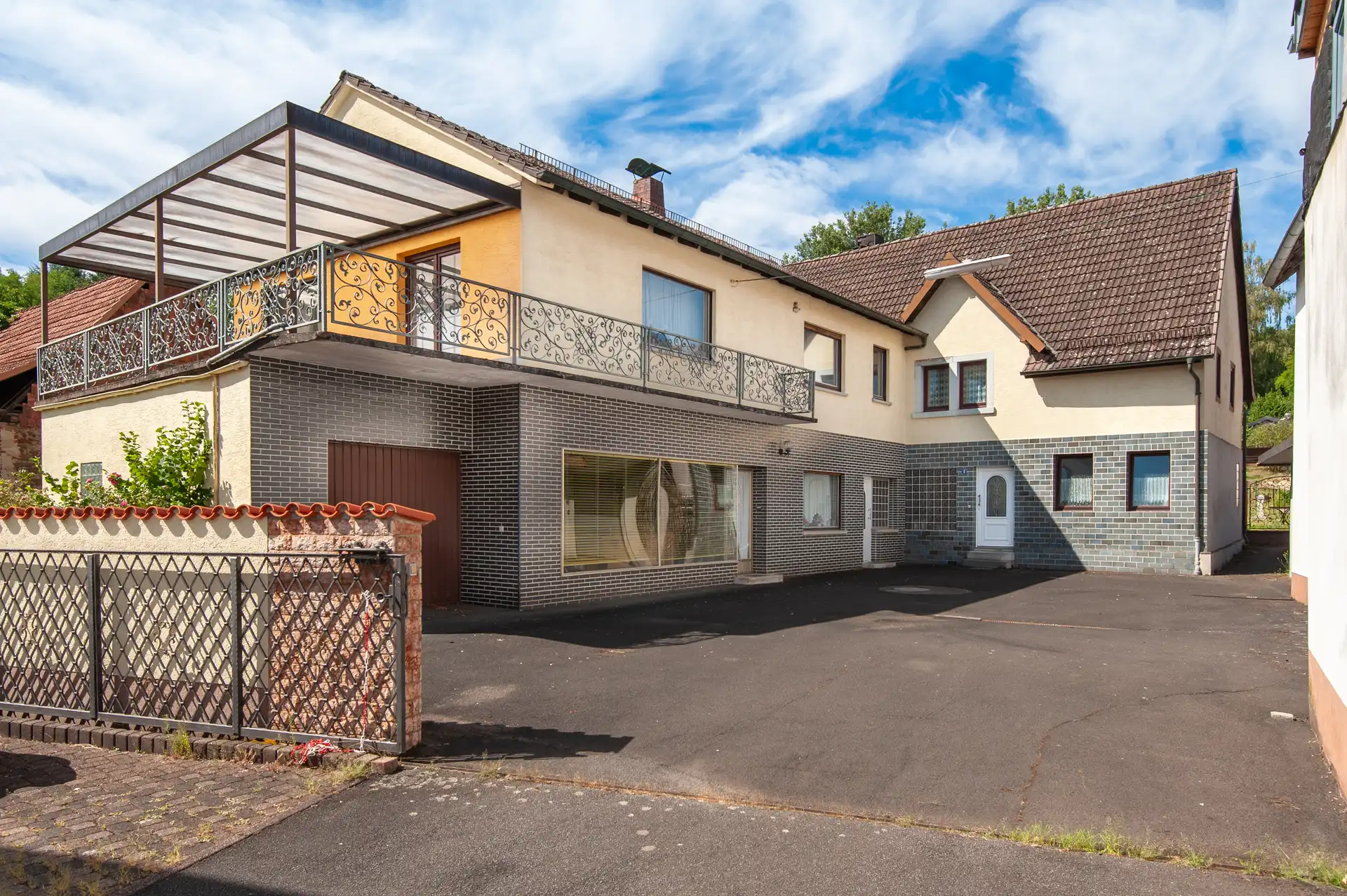 Hausensemble mit zwei Wohnhäusern, Ladengeschäft, Scheune und großem Grundstück